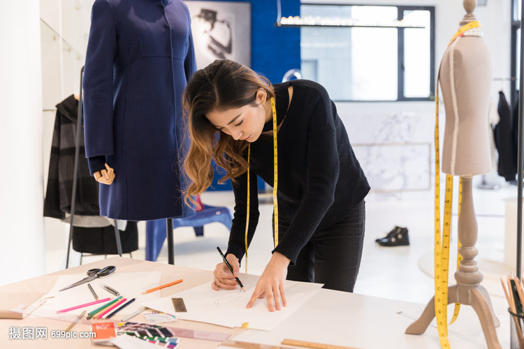 女服装设计师的创意与匠艺之旅